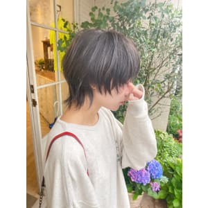 グレー系カラーのウルフショート20代30代人気ヘアスタイル