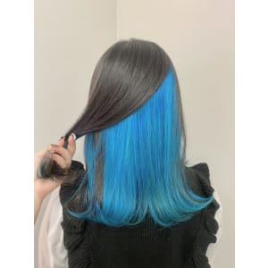 目立ち度◎黒×シアン