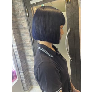 ぱつっとボブ×ネイビーブルー