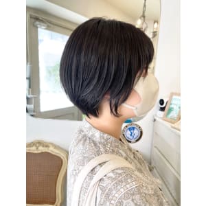 可愛いショートボブもみあげ長めで顔まわり垢抜けるカット
