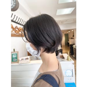 くびれショートボブ頭の形がきれいに見えるヘアスタイルショート