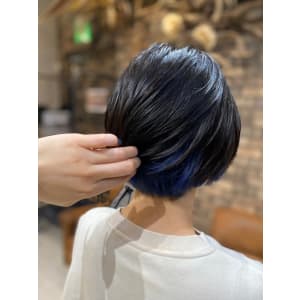 大人かわいいくびれショートブルーインナーカラー