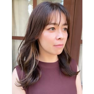 シースルーバング　ベージュインナーカラー　ショコラアッシュ