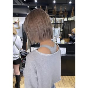 斜めバンググレージュカラー デザインカラー シルキーベージュ
