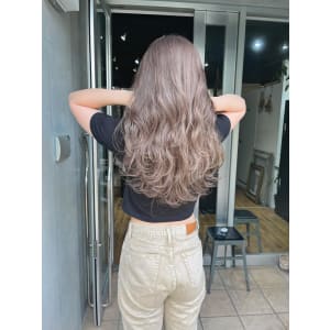 斜めバング　グレージュカラーシルキーベージュ　マッシュパーマ