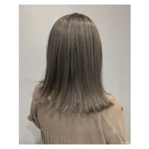 ハイライトと切りっぱなしのグレージュカラー