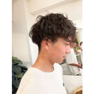 スパイラルパーマ刈り上げマッシュ前髪ありワックススタイリング
