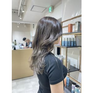 グレージュカラー　ブリーチあり