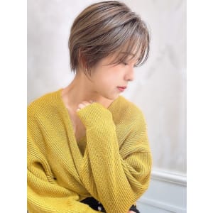 柔らかな曲線で魅せる大人可愛いショート