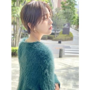大人可愛い前髪なし耳掛けレイヤーショートボブ　30代40代