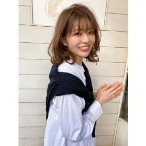 薄め前髪ゆるふわカール外ハネミディピンクベージュ30代梅ヶ丘