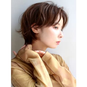 ショートボブ　丸みショート　ニュアンスパーマ　センターパート