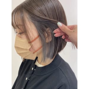 チラッとお洒落なインナーカラーボブ