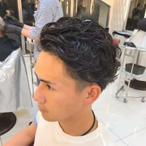 20代30代/スパイラルパーマツイストパーマアップバング短髪