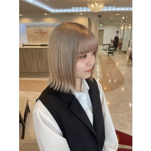 外はねボブスタイル×シアーベージュカラー
