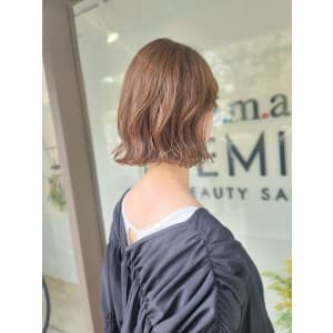 ショートボブ×ミルクティーカラー