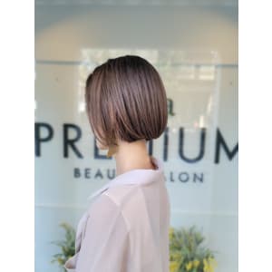 切りっぱなしショートボブ