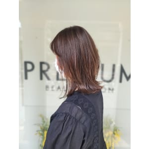 ナチュラルカラー×外ハネスタイル