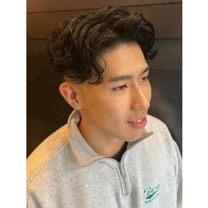 センターパート　スパイラルパーマ　ツーブロック　フェード