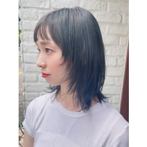 外はねミディ　ウルフ　アッシュカラー　透明感カラー