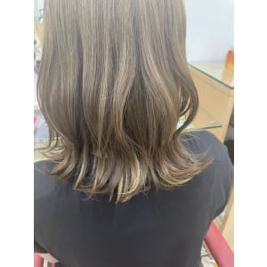 外ハネミディアムボブ
