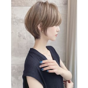 ショートボブ髪型30代40代50代前髪あり前髪なし面長畠田 - &STORIES【アンドストーリーズ】掲載中