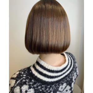 大人可愛いグレージュカラーワンカール顔まわりレイヤーボブ