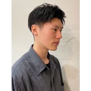 ツーブロック　黒髪　爽やか　アップバング　メンズショート