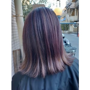 ピンクグレージュ×ぱっつんボブ