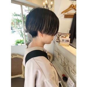 襟足刈り上げ前下がりショート黒髪ハイライトストレート仕上げ