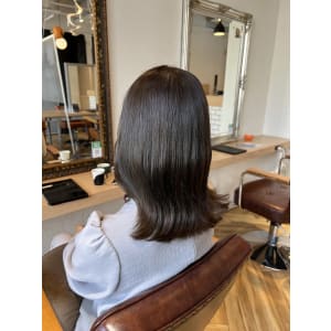 大人可愛いくびれヘア × ナチュラルアッシュ