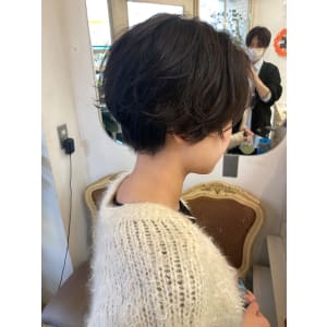 パーマ風ハンサムショートコテ仕上げ黒髪オシャレヘア