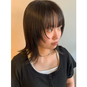 顔周りレイヤー　外ハネミディ　アッシュカラー