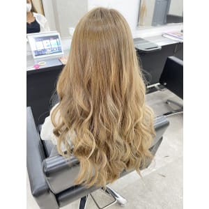明るめベージュのグラデーションカラー