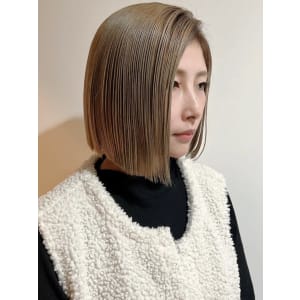 ベージュアッシュ　ショートボブ　センターパート　ハイトーン