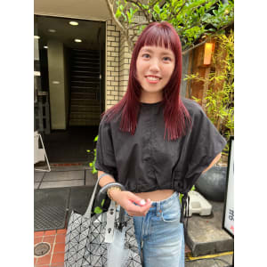 顔周りの遊びが可愛い長めミディ_ダークピンク_フェザーバング