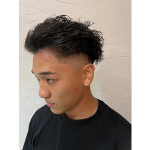 ツイストスパイラルパーマ　アップバング　フェードカット　黒髪
