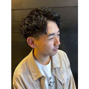 ツイストスパイラルパーマ　アップバング　束感　メンズショート