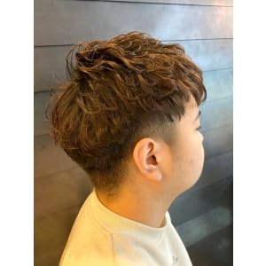 ツーブロック　ニュアンスパーマ　艶感　ブラウンカラー　メンズ