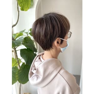 short hair × beige