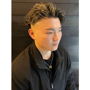 波巻きパーマ ハイライト スキンフェード アップバング - THIS IS BARBER 2nd【ディスイズバーバーセカンド】掲載中