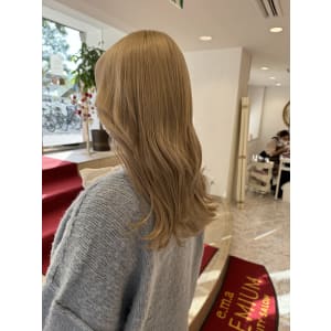 シルキーベージュ×ゆる巻きスタイル