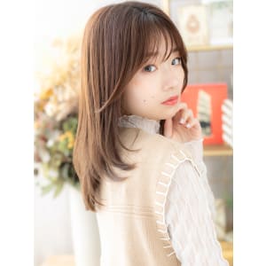 透け感カーキベージュ小顔ミディアムレイヤー　アッシュオリーブ