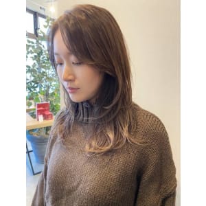 ロングレイヤー　韓国ヘア　ベージュカラー　髪質改善