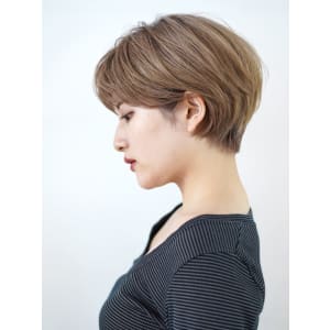 簡単スタイリングの大人ショート