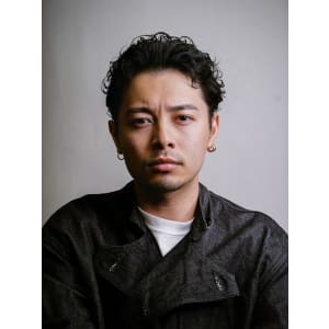 大人男髪スパイラルセンターパート