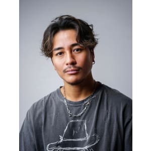 大人男髪スパイラルセンターパート