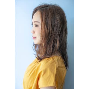 外ハネくびれミディアム