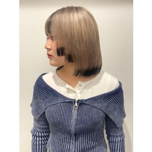 2段姫カット　ハイトーンボブ　裾カラー　ミルクティー