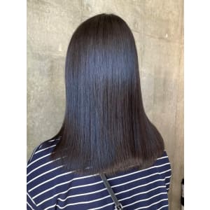 ナチュラルグレー　ミディアム　艶髪ロング　ストレートヘア